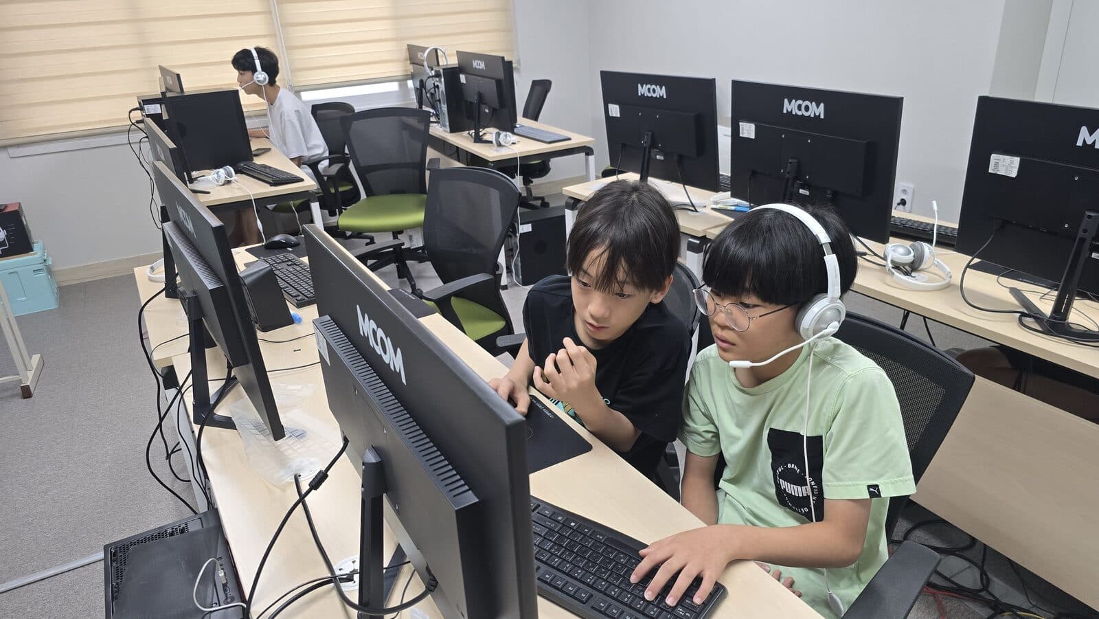 컴퓨터에서 영상 작업을 함께 살펴보는 장면
