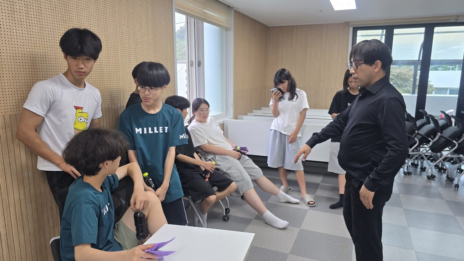 수업 중 모여서 의견을 나누는 장면