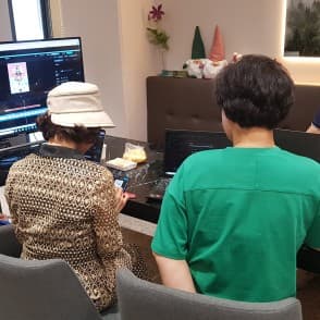 수강생과 함께 작업 화면을 살펴보는 수업 장면